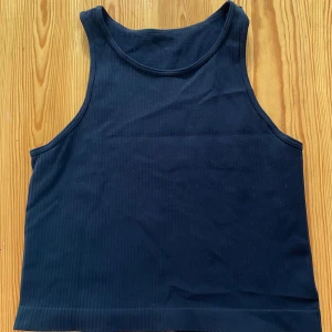 Mörkblå ribbad linnetopp SOC - Snygg svart ribbad linnetopp från SOC, strl M/L men mer som S/M.