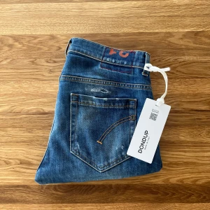 Blå skinny jeans från Dondup George - Snygga blå jeans från Dondup George i skinny fit med slitna detaljer och klassisk femficksdesign. Storlek W31! Nypris ca 4 tusen, mitt pris 799!!