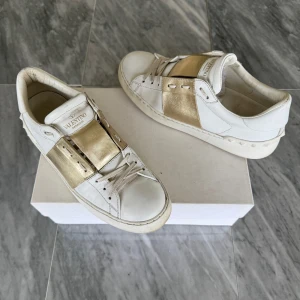 Valentino skor - Valentino Open - Skick: använda fåtal gånger - Tillbehör: Valentino kort - Nypris: 6000kr - TrendWardrobe