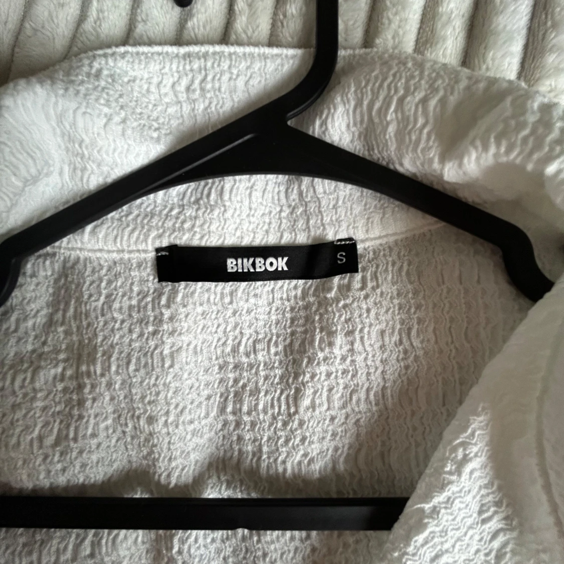 Vit skjorta med vida ärmar från Bik Bok - 1