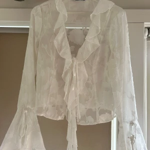 Blus - Blus från gina Tricot med snörning