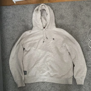 Beige hoodie från Morris Stockholm - Säljer denna snygga Morris hoodien då den inte passar mig längre så passar på o ge den ett bättre liv. Tillverkad i mjuk bomullsmix som är skön mot huden. Han på bilden är 193 väger 100kg! Frågor o funderingar är det bara att höra av er!