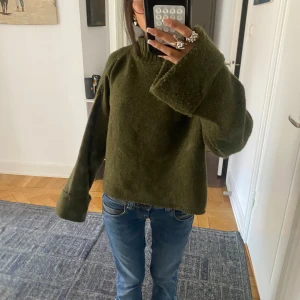 Stickad tröja  - Mysig tröja perfekt till hösten och vintern och är i nyskick is Torkel xs men passar m 