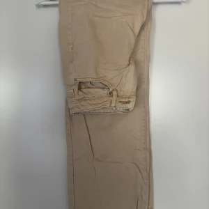 Beiga jeans  - Ett bar beige/bruna jeans med rak modell. Köpta på gekås och är i mycket bra skick då dom är använda en enstaka gång. Storlek 34.