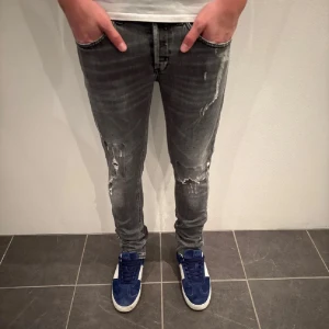 Dondup George - Säljer ett par grå slim fit  jeans från Dondup med coola slitningar. Modellen är George, storlek 31 passar som 32 också, nypris-3000 mitt pris-998, nyskick inga deffekter, skrid vid funderingar 