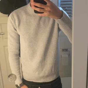 Grå stickad tröja från selected home - Säljer denna grå stickad tröja från selected homme, helt ny och inga tecken på användning.