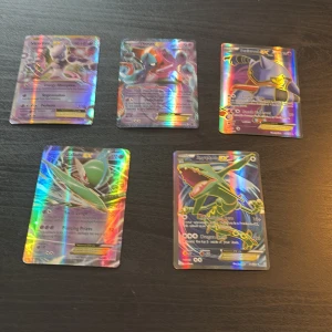 Pokémon EX Holo Collection - Samling av fem glittrande Pokémon EX-kort: Mewtwo, Deoxys, Rayquaza, Gallade och Darkrai. Perfekt för dig som älskar Pokémon och vill boosta din samling med några av de mest ikoniska och kraftfulla karaktärerna. Kortens holografiska finish gör dem extra coola och samlarvänliga!