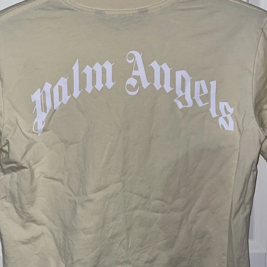Beige t-shirt med nalletryck - 1