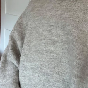 Beige stickad tröja - Mysig sandfärgad stickad tröja med rund hals och långa ärmar. Tröjan är i superfint skick och passar perfekt nu till höst och vinter!