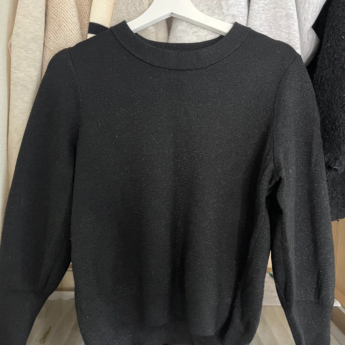 Glittrig svart stickad tröja