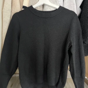 Glittrig svart stickad tröja - Storlek L men sitter som en ”vanlig” stickad tröja ska sitta på mig som använder xs/s💗