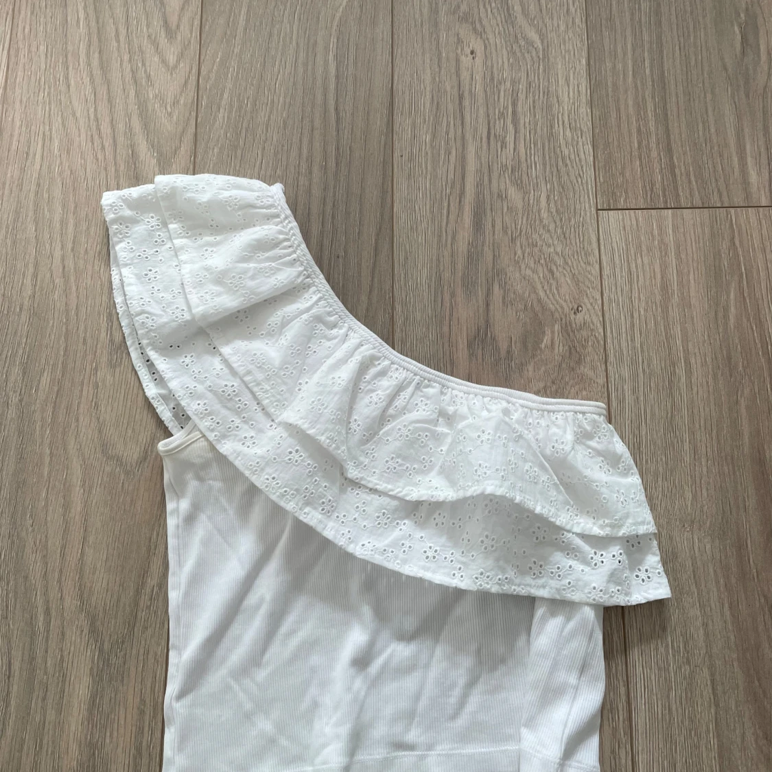 Vit oneshoulder topp med volang  - 1