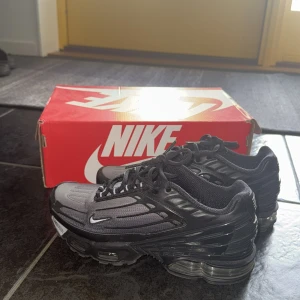 Nike Air Max Plus III Black Wolf Grey strl 38 (RARE!!)) - ÄKTA Nike Air Max Plus III sneakers i färgen svart varg grå, köpta online från nike’s hemsida, kvitto och allt finns. Denna färg säljs inte längre. Har använt de typ 2 gånger för längesen men de kommer inte till mer användning tyvärr. Resellers säljer dessa för 3299kr eller mer