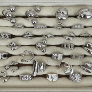 Alla som köper minst 2 ringar får en slumpmässig vald ring på köpet. - De är även justerbara vilket innebär att de passar alla! Skötselråd och putsduk medföljer! Skriv för specifika bilder och pris då vissa är billigare än andra! Kontakta vid intresse av köp! 💓