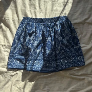 Blå kortkjol med paisley-mönster - Supersöt blå kortkjol från Lager 157. Storlek 160, sitter som en XS