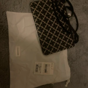 Svart vit malene bierger väska - Använd ett par gånger men ser rätt så ny ut, äkta!!