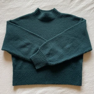 Stickad halvpolo - Stickad tröja från Monki i strl S, använd fåtal ggr men är lite noppig i tyget 💌 Varm och gosig! Material: 90% Polyester, 8% ull, 2% elastan.