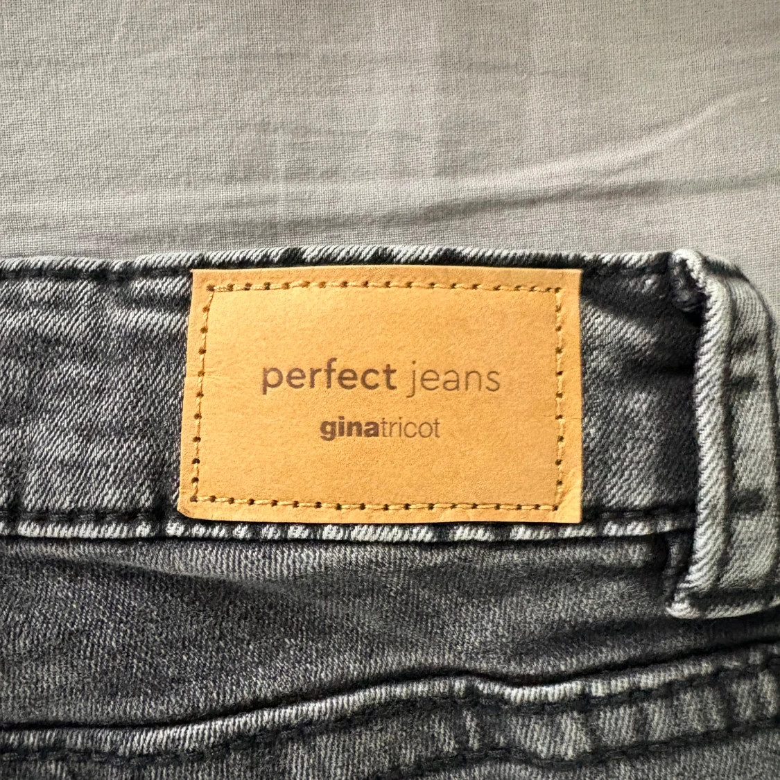 Grå jeans från Gina Tricot - 3