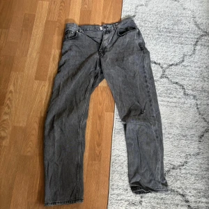Grå jeans från Pull&Bear - Säljer ett par grå jeans från Pull&Bear med klassisk femficksdesign och rak passform.