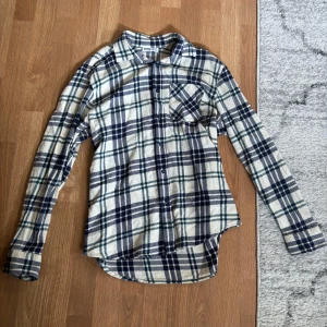 Rutig skjorta från Pull&Bear STWD - Snygg rutig skjorta från Pull&Bear STWD i storlek S. 