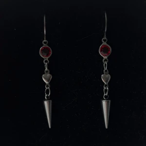 Silvriga örhängen med röd sten och hjärta - Handgjorda och unika silverörhängen 🤩 Öronhängerna är nickelfria och silverpläterade i kirurgiskt stål, resterande av örhänget är i rostfritt stål (ej silverpläterat) 💕🙏 5 cm långa. Alla köp görs via ”KÖP NU” knappen.  💐