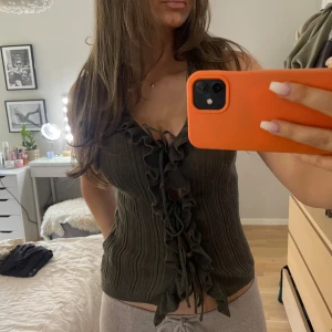 zara topp! - säljer denna så fina gröna toppen från zara! Använd ett fåtal gånger, lite nopprig men annars inga defekter!