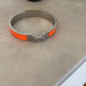 H Armband  - Hej! Säljer ett herms armband i färgen orange 