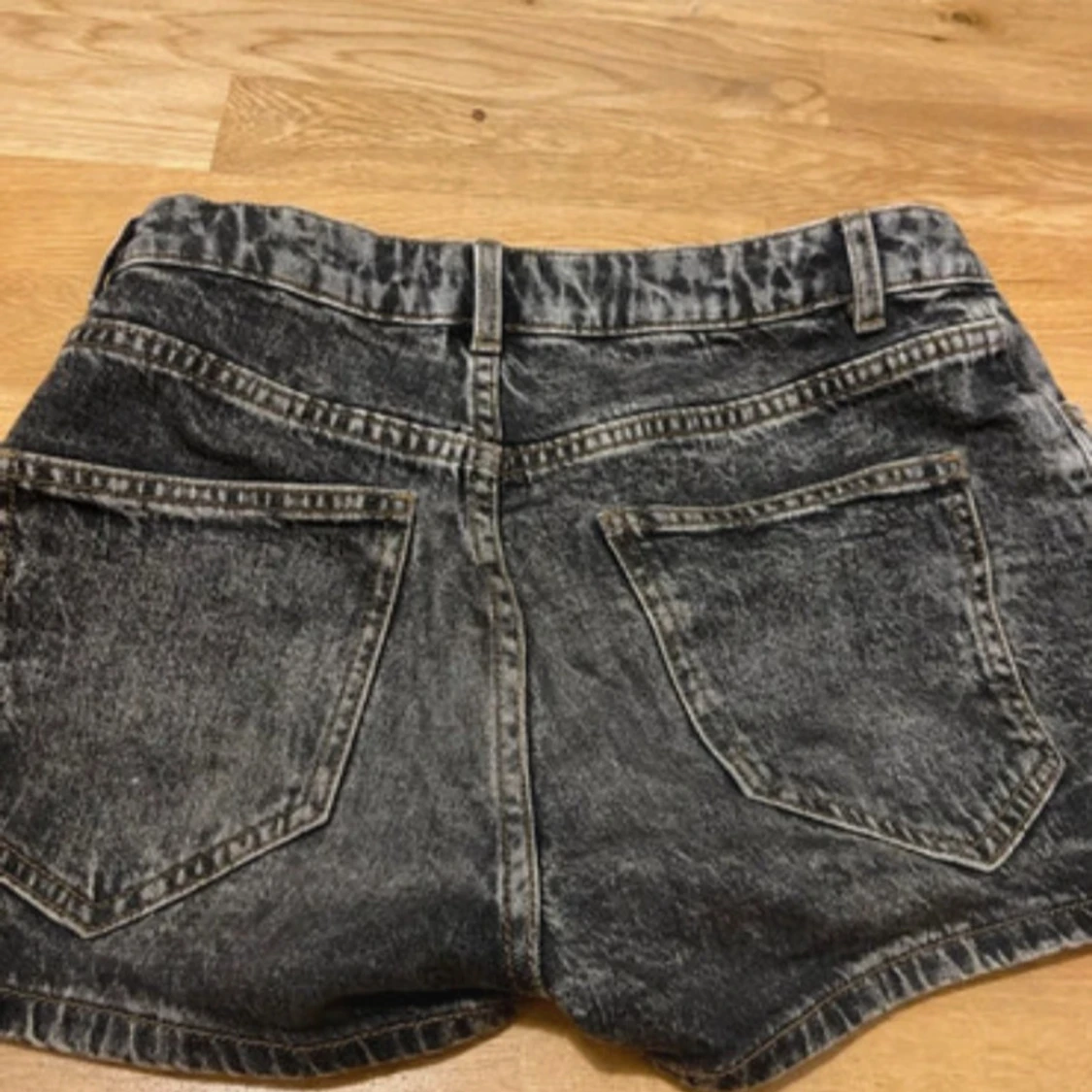 Svarta jeansshorts från Lindex - 1