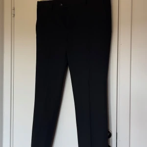 Kostym byxor Suit Trs Louis  - Säljer nu ett par otroligt fina kostymbyxor som tyvärr inte är till mycket användning, så som en gång har dem bara använts redo för flera användningar hos en ny ägare. Inga skador samt slitage eller liknande, stått i förvar väl behandlad  Köpta för 600 hos dressman i våras   Strl 34-30   Slim fit   Tveka inte att höra av dig vid frågor 