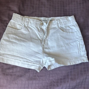 Vita midwaist jeansshorts Denim Co - Snygga vita jeansshorts från Denim Co aldrig använda! Skriv om ni är intresserade💕