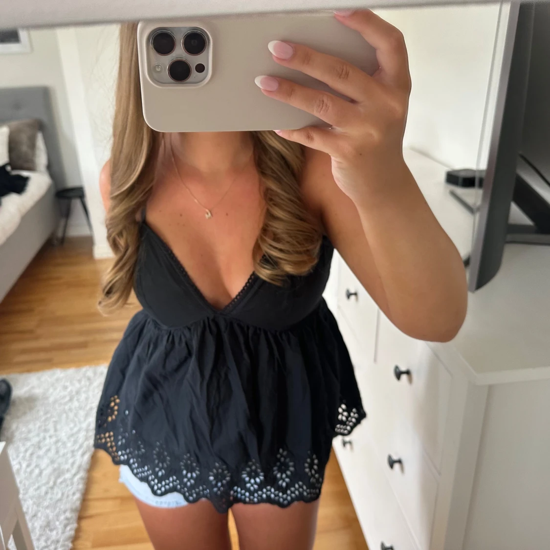 Svart ärmlös blus med broderad kant