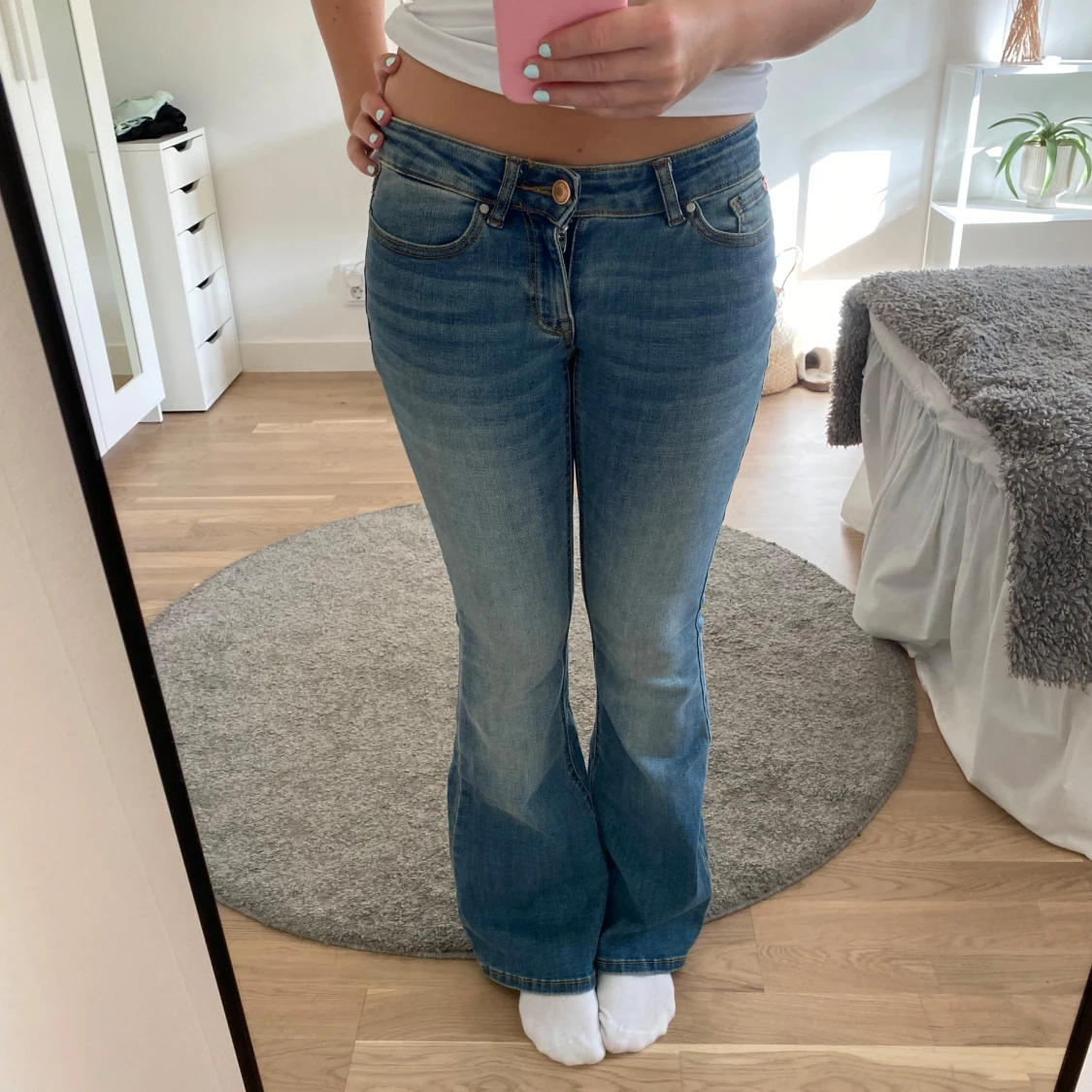 Blå lågmidjade bootcut jeans