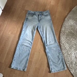 Ljusblå raka jeans från Kappahl - Ljusblå jeans från Kappahl i rak modell med klassisk femficksdesign och snygga detaljer på bakfickorna. Jeansen har normal midja och är tillverkade i mjukt bomullsjeans-tyg. Perfekta för en chill och avslappnad stil.
