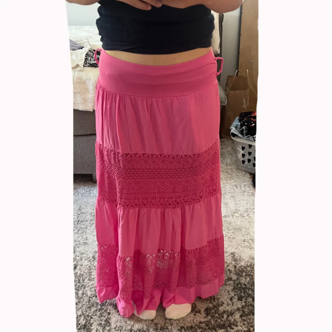 Rosa långkjol med spets och volang