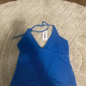 blå topp  - helt nytt linne med prislappen kvar! det står M på lappen men den är väldigt kort vilket gör att jag tycker den mer är XS💕
