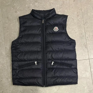 Moncler Gui väst - Moncler gui väst | Skick: 10/10, inte använd mycket | Storlek Junior 14år | Tillbehör: Allt og medföljer | Nypris ca 4500kr - Mitt pris 2750kr //CDL