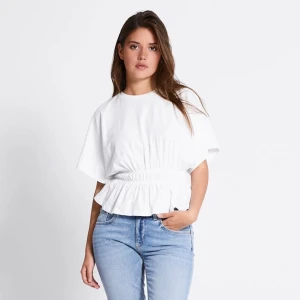 Ny topp Tilde med prislapp på  - Säljer en fräsch vit blus med croppad passform och bred resår i midjan som ger en snygg volang-effekt. Toppen har korta, vida ärmar och rund halsringning. Perfekt för dig som gillar en clean och trendig look.