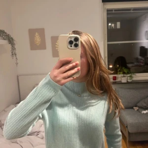 Ljusblå kashmirtröja  - Mjuk ljusblå stickad tröja i kashmir. Perfekt till hösten💗Aldrig använd