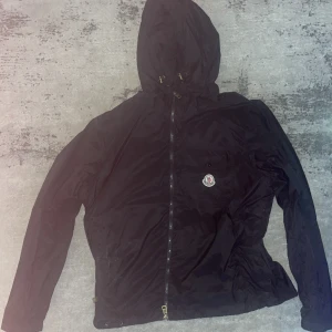 Unik moncler vindbracker - Storlek s  mycket fin o unik Jacka snabbaffär pris sänks 