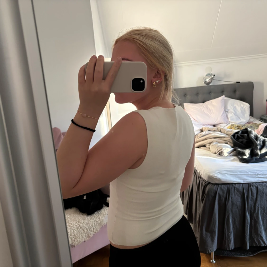 Vit ärmlös linnetopp med snygg urringning - 2