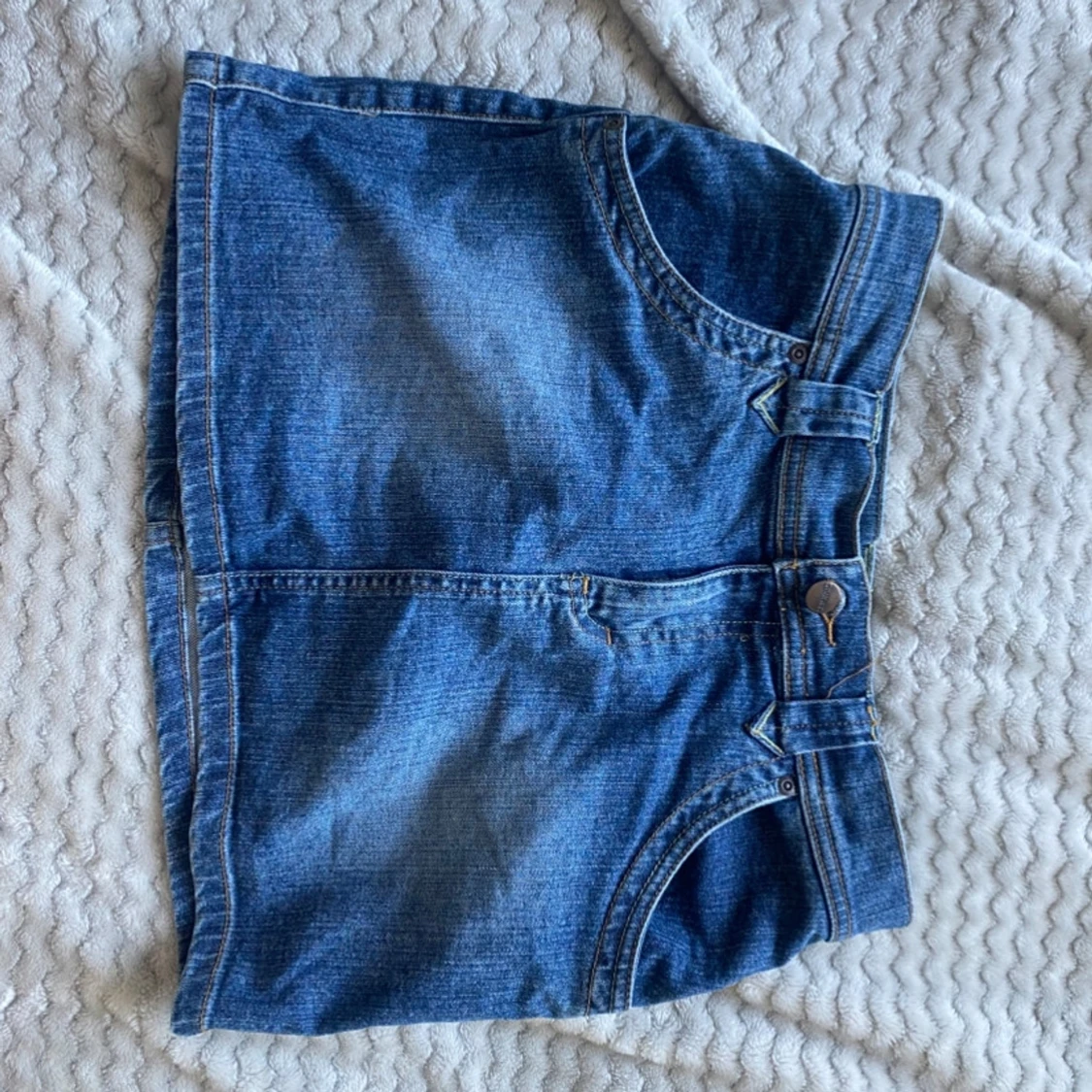 Blå jeanskjol med fickor