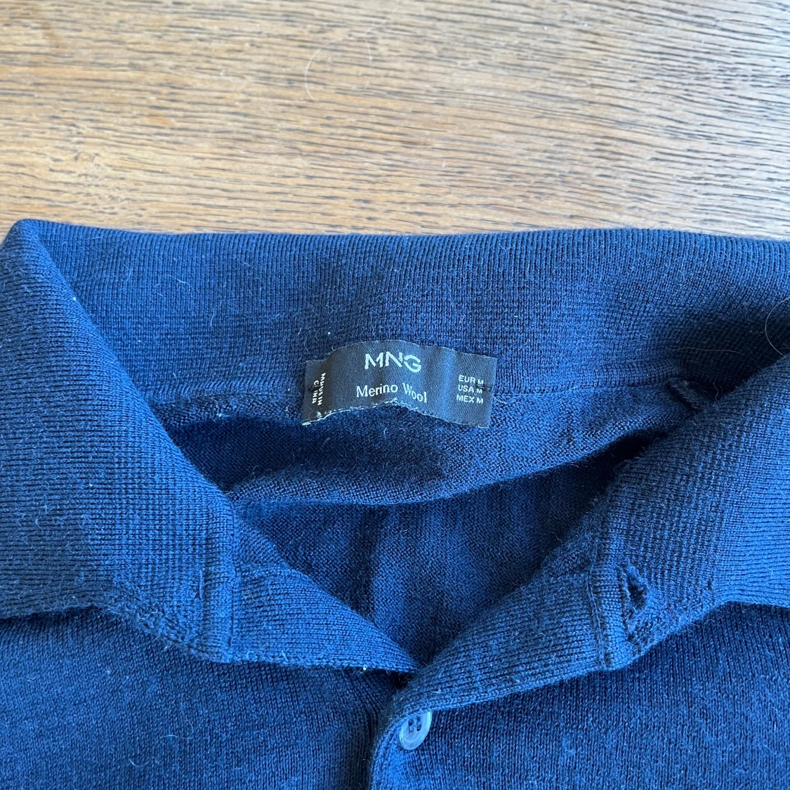 Mörkblå merinoull pikétröja från Mango - 3