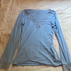 Intimissimi tröja - Jag säljer min ljusblåa intimissimi tröja för att den inte kommer till användning längre. Bra skick förutom ett ytte pytte litet hål på magen som inte syns när man har på sig tröjan.