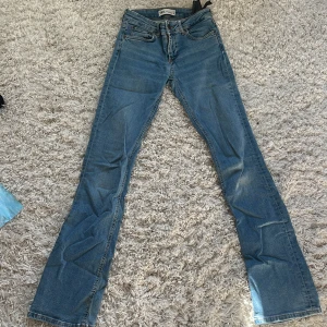 Bootcut jeans från Zara, ljusblå - Säljer dessa eftertraktade ljusblå bootcut jeans från Zara i storlek 34. Jeansen är lågmidjade och har tecken på användning som ni kan se på bilderna. Säljer pågrund av att dom är försmå på mig och kan därav inte ta några bilder med dom på🫶🏼