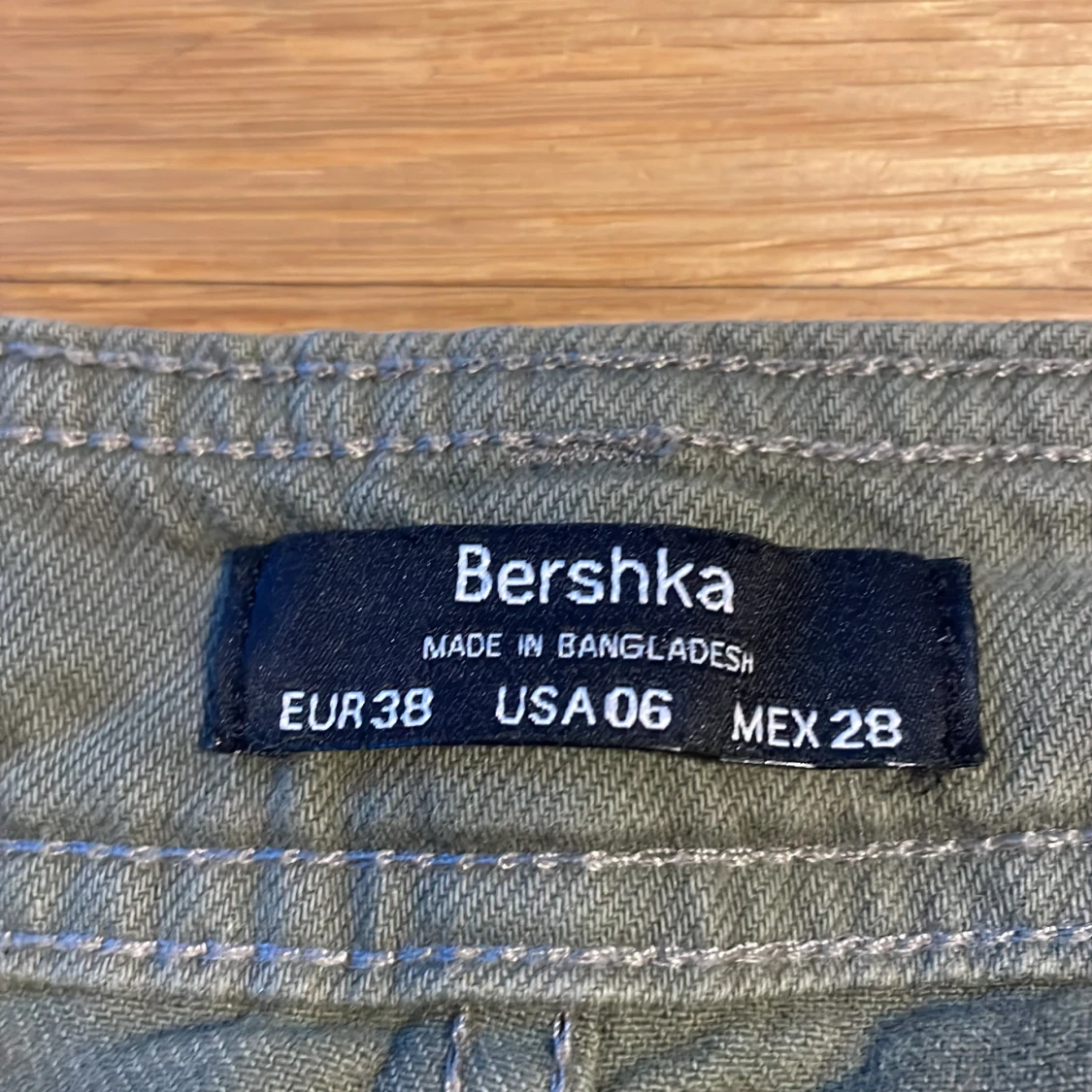 Olivgröna wide byxor med fickor - 2