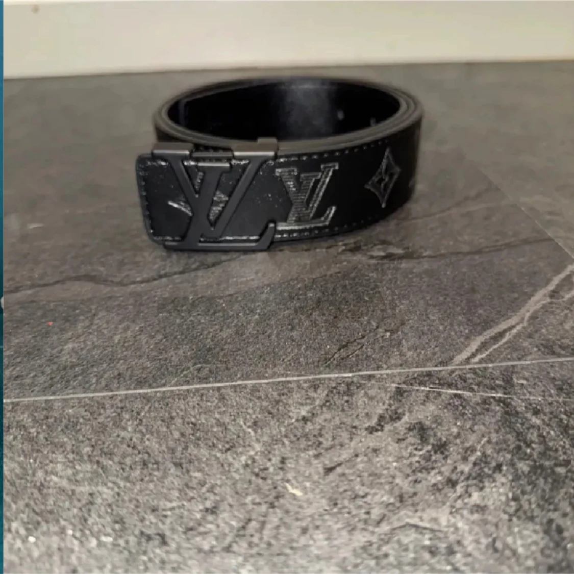 Svart loi s vitten skärp i skinn - 1