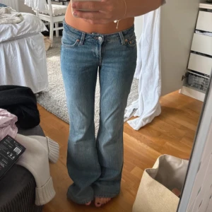 Nova slim bootcut jeans  - Slutsålda jeans ifrån Weekday💕 jag köpte se själv av en tjej på plick men de var för stora för mig, så jag har aldrig använt dem! Skit snygga!!