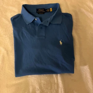 Blå Ralph lauren Polo - Testad 1 gång. Råkade köpa fel färg men den är snygg och funkar till många tillfällen.