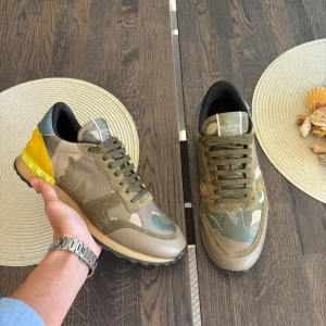 Valentino Rockrunners - Tja, säljer nu ett par Valentino Rockrunners | Storlek 41 men passar 42 | Bra skick men slitage finns på vissa ställen, så som att det släppt lite där fram på ena skon | Inget og finns, enbart skorna ingår | Kom privat för fler bilder eventuellt frågor om skorna, mvh Max 😄