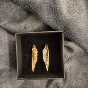 Guld ring  -  GRATIS GÅVA MED VARGE ORDER!! Köp en bundle!!! Supertrendig stockholmsstil tjejer, ring guld. Gjord av stål, jag svarar och skickar alltid snabbt!